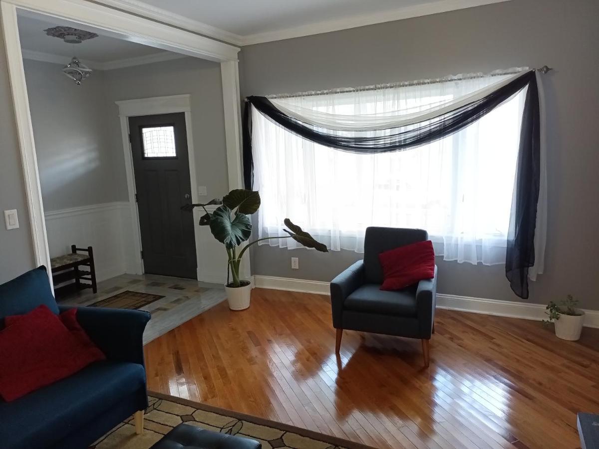 Cozy Updated 3-Br Apartment Near Peace Bridge バッファロー エクステリア 写真